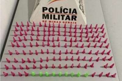 Ao todo, polícia apreendeu 152 pinos de cocaína com tio da criança -  (crédito: PMMG/Divulgação)