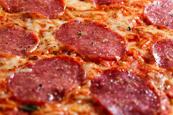 6º) Pepperoni (26% dos pedidos): A pizza de pepperoni tem origem nos Estados Unidos, apesar de ser inspirada nas tradições italianas.