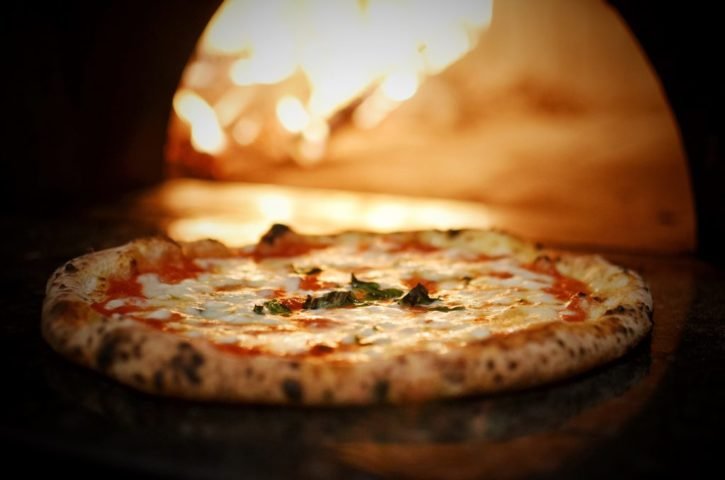 Quanto ao tamanho, a maioria das pizzarias (98%) trabalha com a pizza tradicional, que rende de 8 a 10 pedaços.