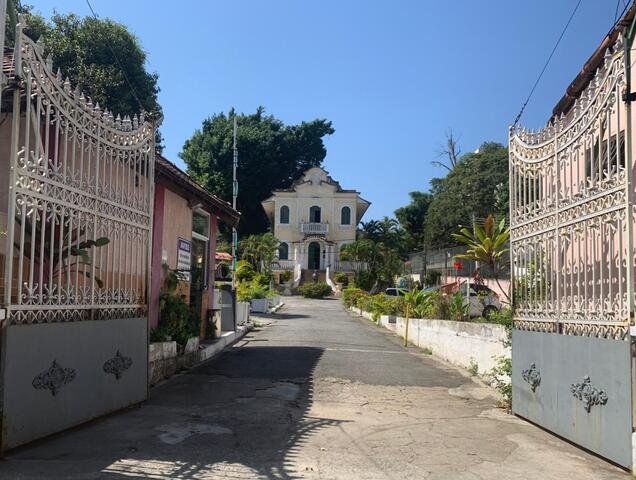 Atualmente, cerca de 50 pessoas são acolhidas no local, que tem uma estrutura completa, com piscina, biblioteca, cinema, teatro, salão de beleza e outras opções de entretenimento.
