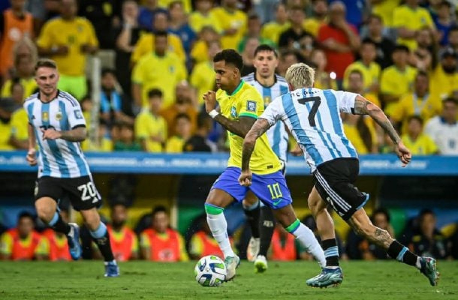 Brasil e Argentina escalados para o duelo em Buenos Aires. Veja os times!