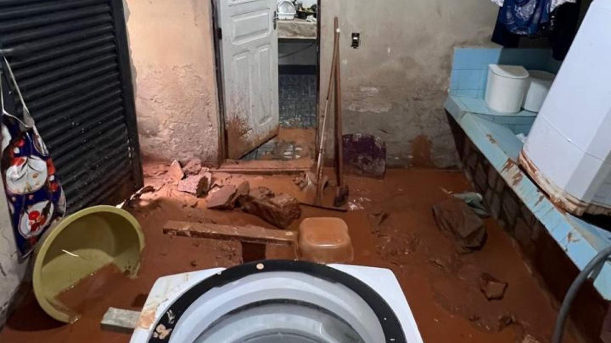 O deslizamento aconteceu na madrugada desta terça-feira (25) e assustou moradores-Edésio Ferreira/EM/D.A. Press