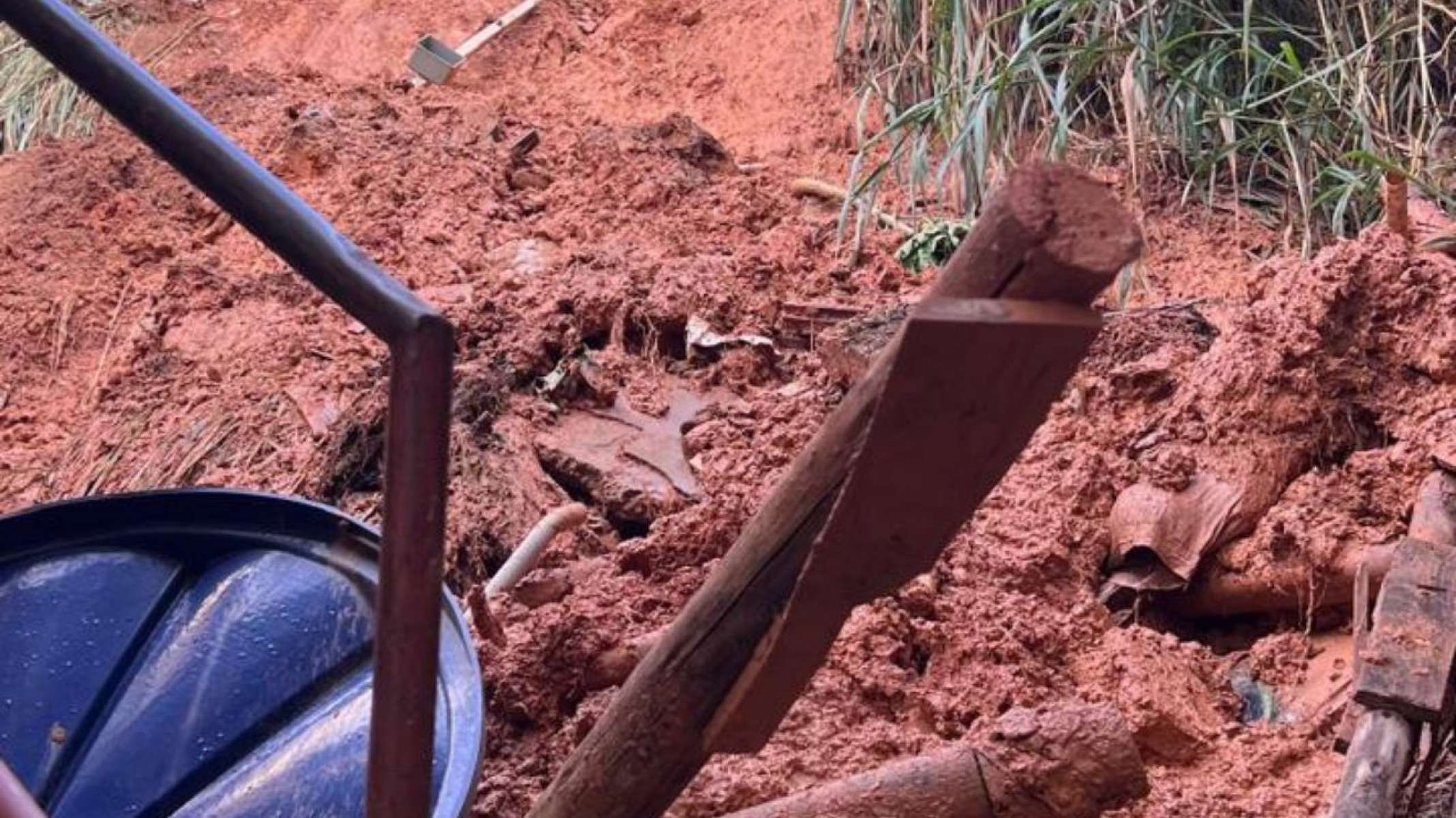 O deslizamento aconteceu na madrugada desta terça-feira (25) e assustou moradores-Edésio Ferreira/EM/D.A. Press