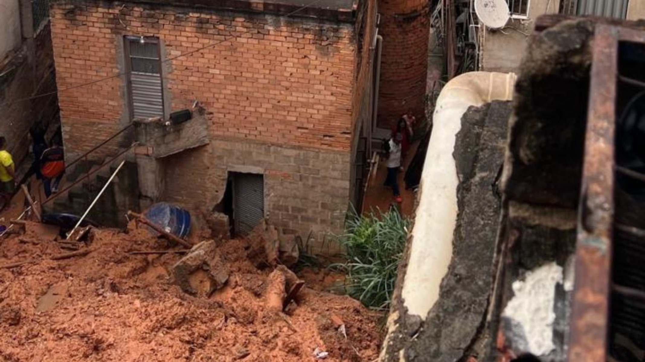 O deslizamento aconteceu na madrugada desta terça-feira (25) e assustou moradores-Edésio Ferreira/EM/D.A. Press