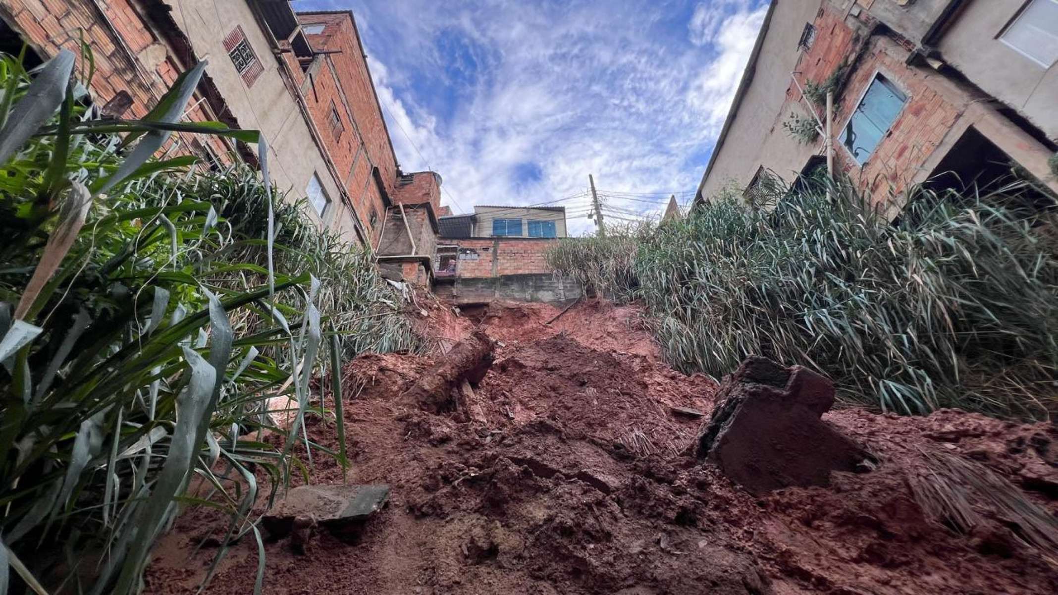 Quatro casas ficaram isoladas após o deslizamento-Edésio Ferreira/EM/D.A. Press