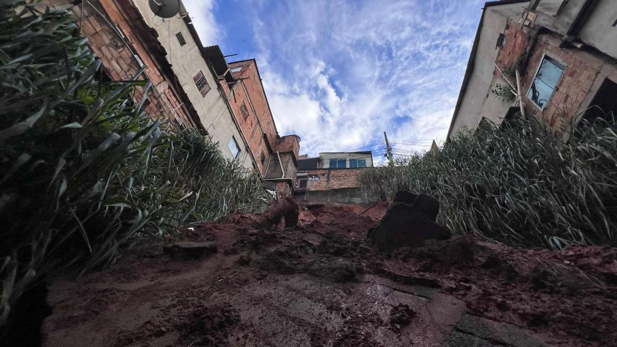 Quatro casas ficaram isoladas após o deslizamento-Edésio Ferreira/EM/D.A. Press