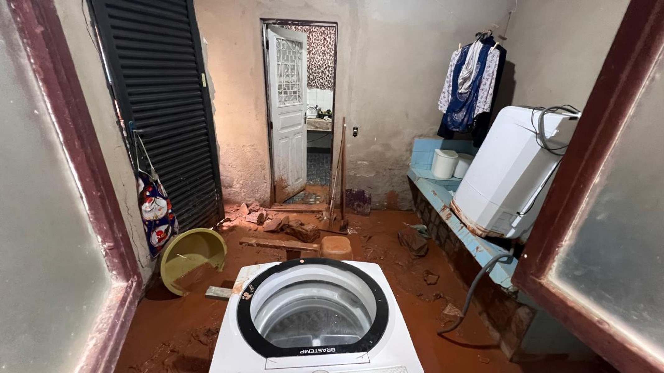 Quatro casas ficaram isoladas após o deslizamento-Edésio Ferreira/EM/D.A. Press