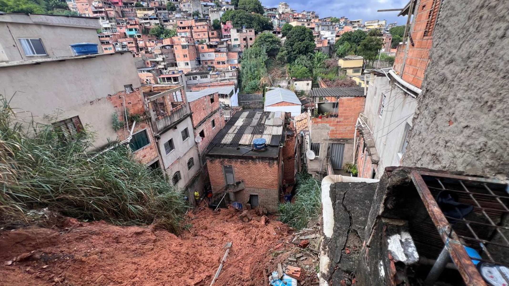 Quatro casas ficaram isoladas após o deslizamento-Edésio Ferreira/EM/D.A. Press
