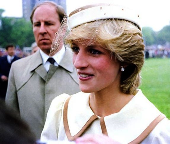 Diana Frances Spencer, nascida em 1/7/1961 em Norfolk, na Inglaterra, era a quarta de cinco filhos. Disse que teve uma infância infeliz, com relacionamento ruim com a madrasta (os pais se divorciaram quando ela tinha 7 anos). 