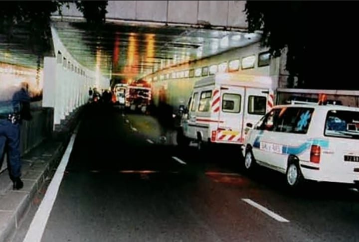 O acidente aconteceu num túnel rodoviário, em Paris. Ela estava no carro com o namorado, Dodi Al-Fayed, e o guarda-costas,Trevor Ree-Jones.  Dodi e o motorista Henri Paul morreram no local. O guarda-costas sobreviveu.  