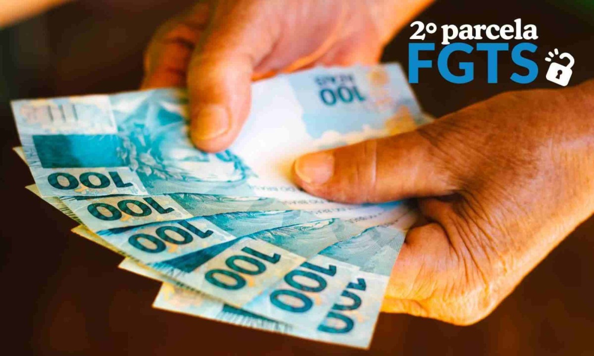 A imagem mostra duas mãos segurando várias notas de 100 reais. No canto superior direito há o texto em branco e azul: A imagem mostra duas mãos segurando várias notas de 100 reais. No canto superior direito há o texto em branco e azul: