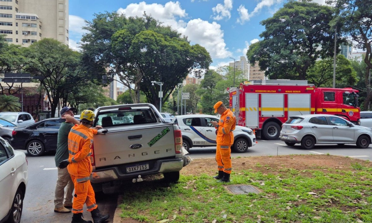 O acidente impactou o trânsito na avenida  -  (crédito: crédito: Jair Amaral/EM/D.A. Press)