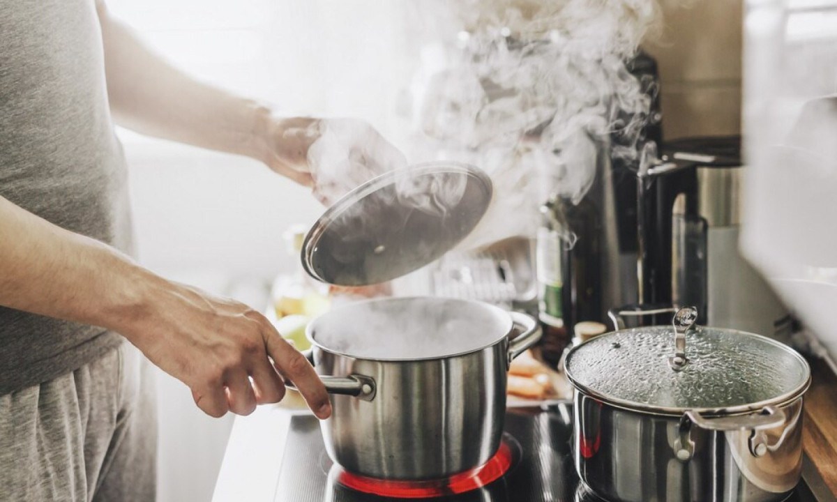 A cozinha é um dos locais mais perigosos, onde panelas, líquidos ferventes e superfícies quentes podem causar queimaduras graves -  (crédito: valeria_aksakova/ FreePik)