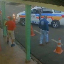 MG: policiais militares agridem idoso e filho durante abordagem em bar - Reprodu&ccedil;&atilde;o redes sociais 