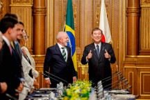 Lula reedita vers&#227;o caixeiro-viajante e, no Jap&#227;o, cutuca Trump