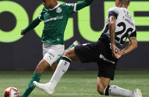 MAYKE - Precisou entrar às pressas no lugar do lesionado Marcos Rocha e buscou jogadas de linha de fundo. Mas suas ações ofensivas não surtiram efeito. Teve participação inicial na jogada do gol do Corinthians, sendo vencido na disputa após toque de Richard Ríos. NOTA 4,5 - Foto: Cesar Greco/Palmeiras