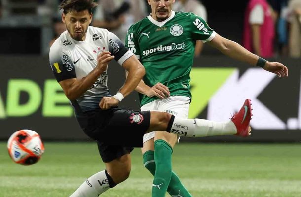 PIQUEREZ -  Começou muito bem, com a habitual imposição física. Mas foi sumindo das ações de ataque muito por conta da insistência palmeirense com Estêvão pela direita. NOTA 5,5 - Foto:  Fabio Menotti/Palmeiras