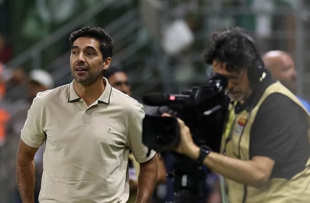 TÉC. ABEL FERREIRA -  Viu o Palmeiras sofrer na tentativa de manter o volume de jogo inicial. Diante do aumento da posse de bola para o Corinthians, a equipe ficou extremamente dependente das ações de Estêvão e, em menor escala, de Vitor Roque. Suas mexidas não surtiram efeito. Precisará motivar a equipe para buscar o tetra paulista em Itaquera. Tarefa difícil. NOTA 4,0 - Foto: Cesar Greco/Palmeiras