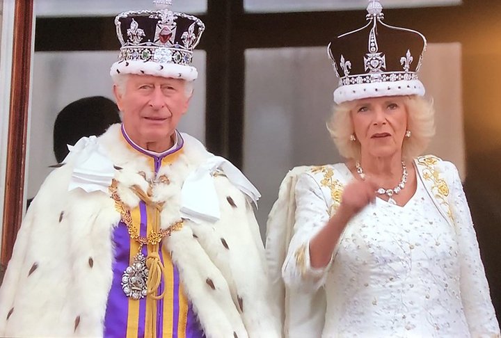 A traição do príncipe, que tinha Camila Parker Bowles como amante, sempre deu pano pra manga. Hoje Charles é o Rei, e Camila é a Rainha.  