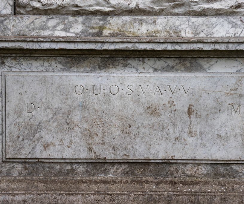 A inscriÃ§Ã£o Ã© composta por dez letras: "DOUOSVAVVM". CriptÃ³grafos e historiadores vÃªm tentando decifrar o cÃ³digo por mais de 200 anos, mas nunca conseguiram. Tem quem acredite que a inscriÃ§Ã£o esteja relacionada Ã  Ordem dos Cavaleiros TemplÃ¡rios, a tesouros piratas ou ao Santo Graal.