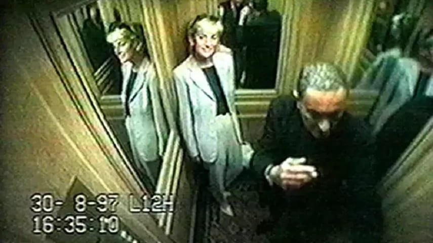 Ele acredita que Diana estaria grávida de Dodi. Na foto, os dois no elevador do hotel no dia 30/8, véspera de suas mortes. 