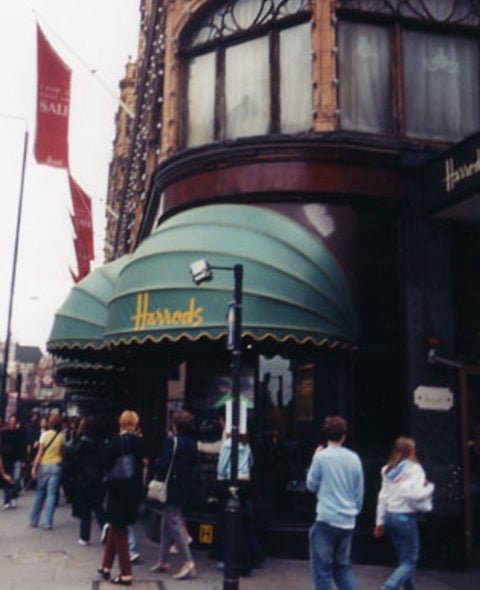 Dono da famosa cadeia de lojas Harrods, Mohamed passou 10 anos em batalhas judiciais para "provar" que a Monarquia Britânica havia encomendado a morte do casal. Desistiu depois que a Justiça descartou essa hipótese. 
