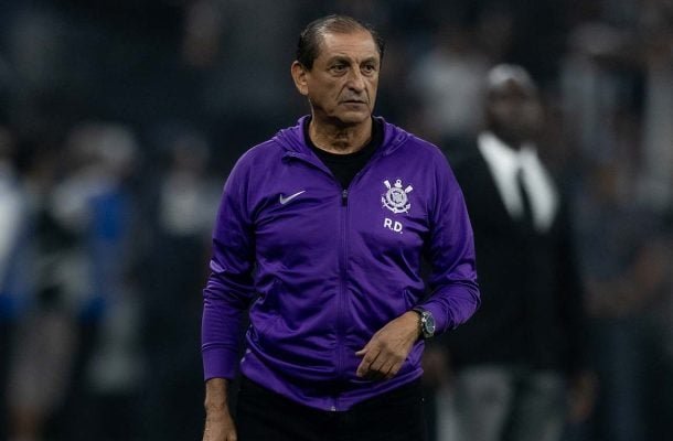 RAMÓN DÍAZ - Pressionado, o argentino conseguiu armar uma boa estratégia. Com uma nova formação, conseguiu travar o meio de campo de adversário, fez o Palmeiras buscar o jogo pelas laterais e contar com uma grande atuação dos seus zagueiros, que ganharam todas pelo alto. Nota: 8 - Foto: Rodrigo Coca/Agência Corinthians 