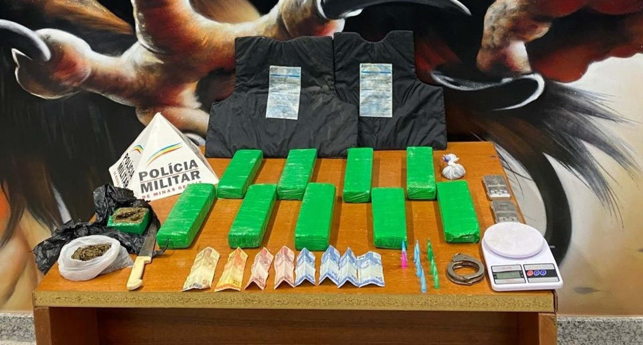 Denúncia terminou com uma prisão, barras de maconha e pinos de cocaína apreendidos -  (crédito: PMMG/Divulgação)