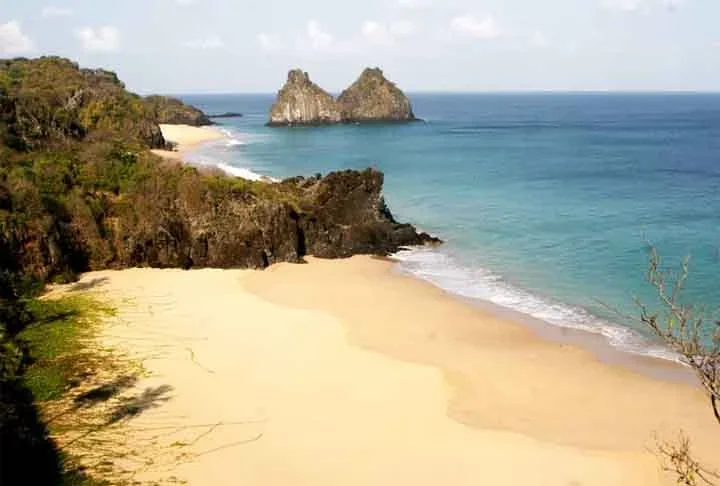 AlÃ©m dos portugueses, os holandeses, franceses e italianos visitaram a ilha. Portugal sÃ³ mostrou interesse novamente por Fernando de Noronha em 1737.-DivulgaÃ§Ã£o Governo de Pernanbuco
