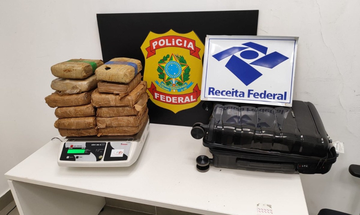 Droga foi encontrada dentro de bagagem de passageiro que chegou em voo de Manaus -  (crédito: Receita Federal/Divulgação)