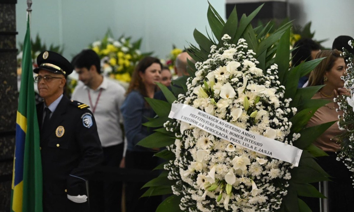 Coroa de flores enviada pelo presidente Lula e a primeira-dama Janja -  (crédito: Leandro Couri/EM/D.A Press)