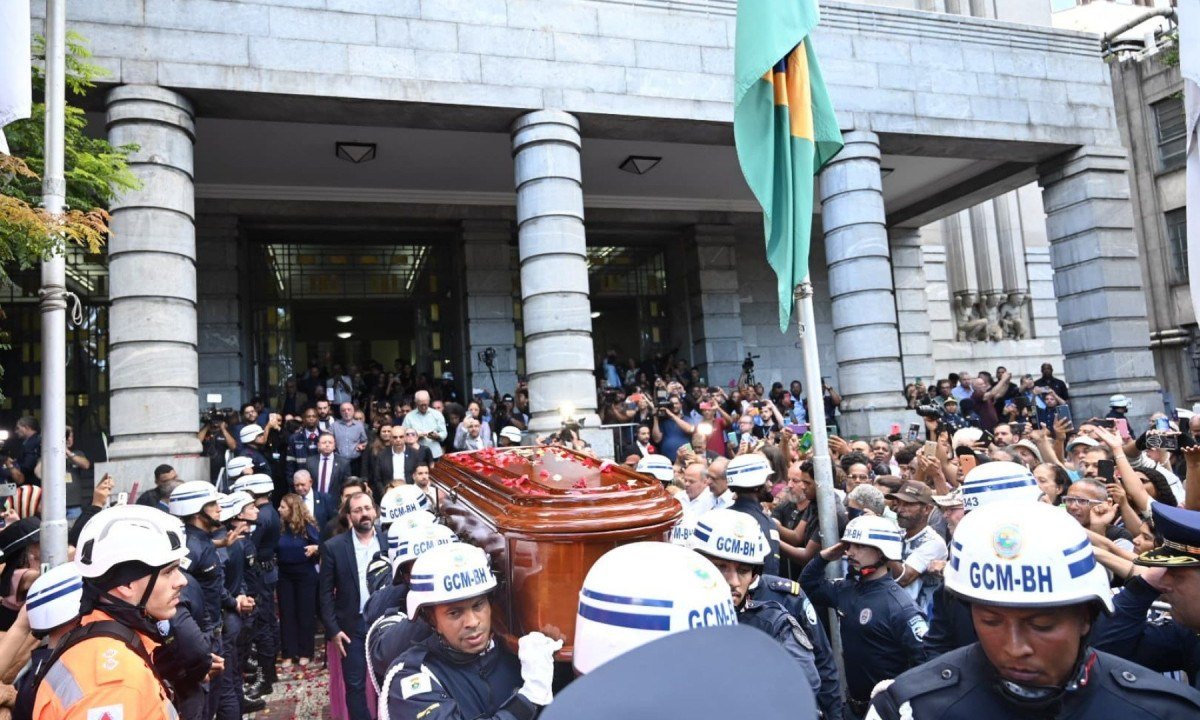 O corpo de Fuad Noman segue em cortejo no caminhão do Corpo de Bombeiros Militar de Minas Gerais em direção ao Cemitério do Bonfim -  (crédito: Leandro Couri/EM/D.A Press)