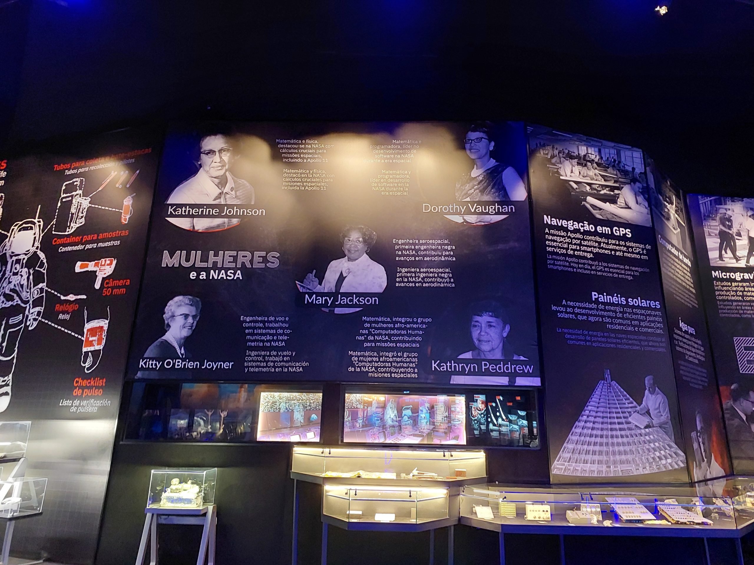 No interior do Space Adventure, o visitante eia por salas imersivas, além de poder ar telas interativas e simuladores. 
