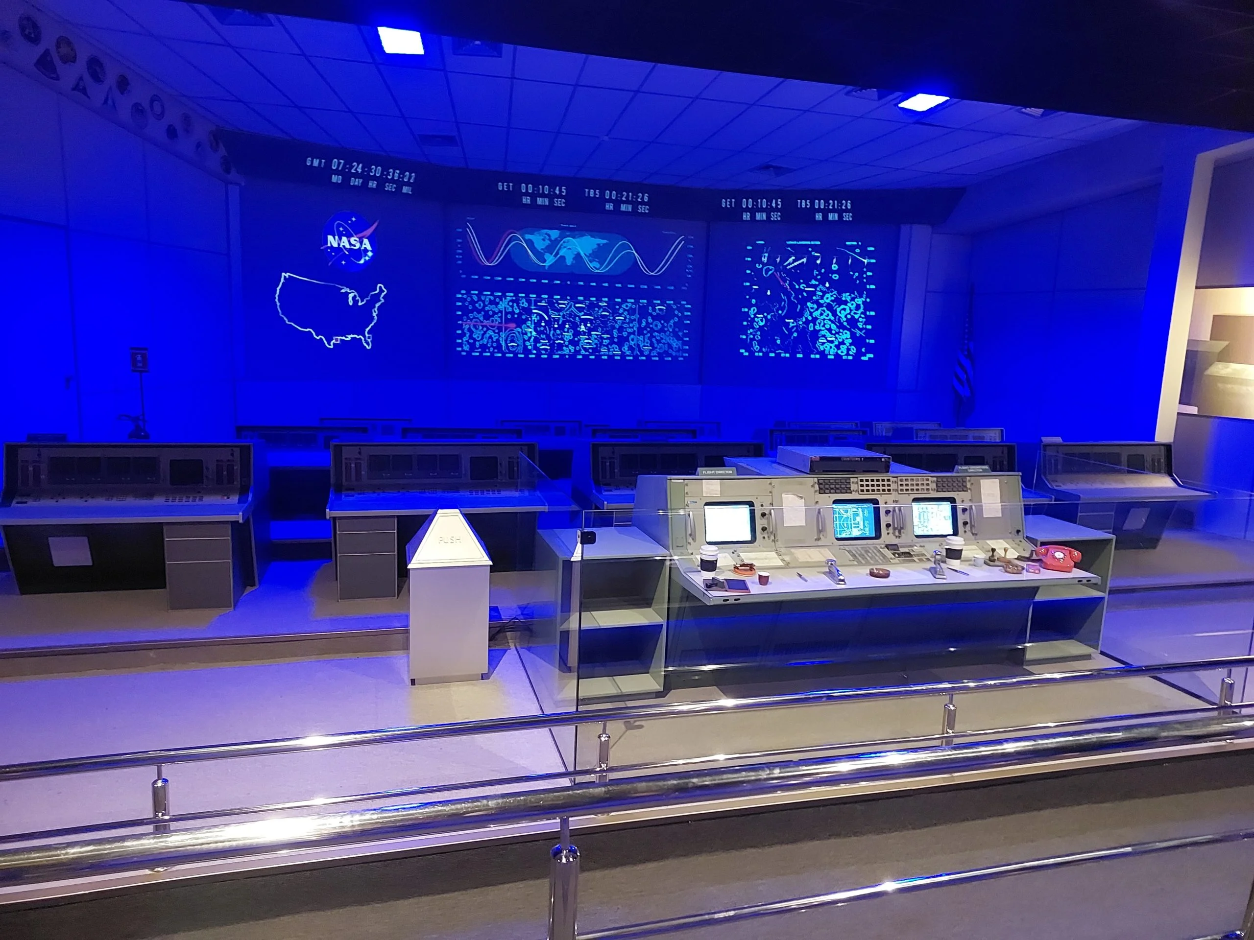 A réplica da sala de controle de Houston, no Texas, dá ao visitante uma noção de como eram na época os espaços de coordenação e decisões das missões espaciais. 