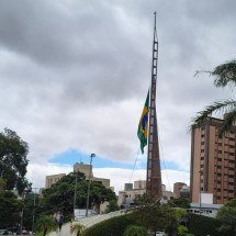 Bandeira a meio-mastro na Praça da Bandeira marca luto pela morte de Fuad - EM/D.A Press