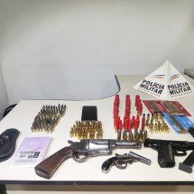 Investigado por venda de armas é preso com arsenal escondido em casa - PMMG/Divulgação