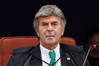 Fux diverge de Moraes e vota para condenar Débora a pena de 1 ano e 6 meses