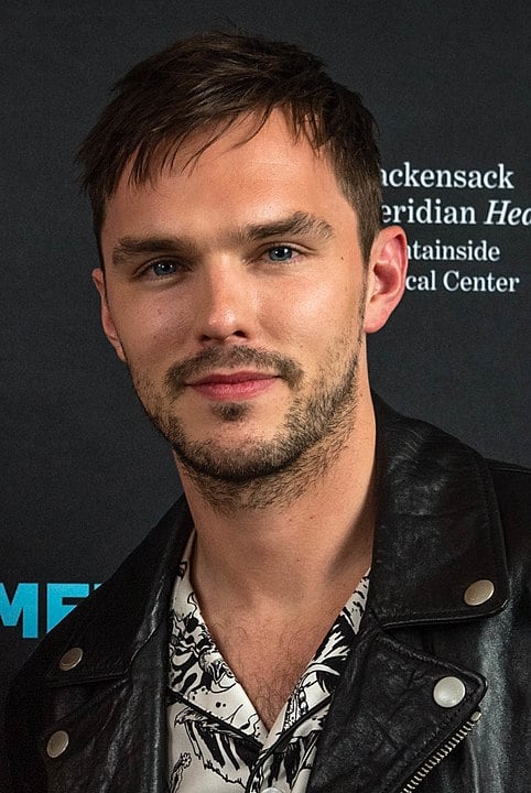 Nicholas Hoult, - Nascido em 7/12/1989 em Workingham, na região de Berkshire, na Inglaterra, o ator e modelo mede 1,90 metro.