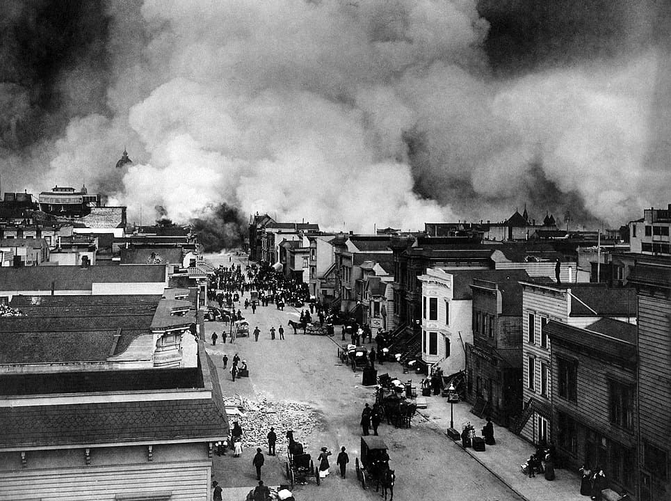 Além de casas que racharam e caíram com o abalo, houve incêndios por toda a cidade, já que o terremoto afetou tubulações de gás. Ó cenário era apocalíptico. 