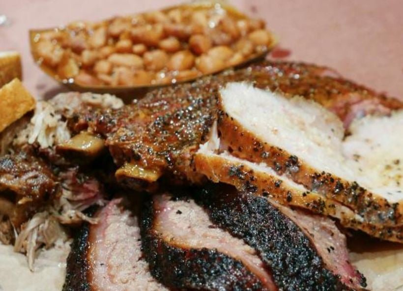 O churrasco americano é preparado lentamente - até 14 horas - e opta-se geralmente por peito e costela de boi, além de carne de porco. 