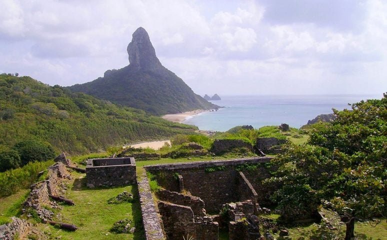 As atuais ruínas do forte Forte de Nossa Senhora dos Remédios já foram usadas como prisão e, durante a Segunda Guerra Mundial, serviram de abrigo para soldados americanos.-wikimedia commons Carlos Scorzato