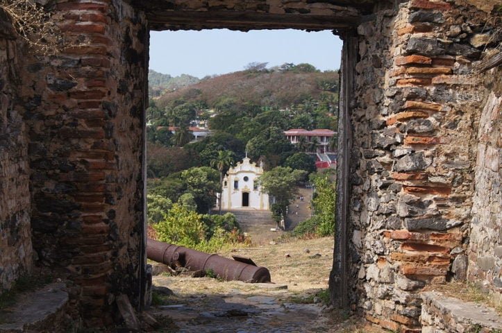 Essas construÃ§Ãµes comeÃ§aram a ser erguidas no mesmo perÃ­odo, incluindo a Igreja de Nossa Senhora dos RemÃ©dios, que foi construÃ­da em 1737.-wikimedia commons Ednei Fialho Lopes