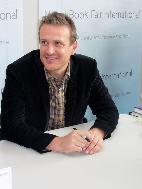 Jason Segel - Nascido em 18/1/1980 em Los Angeles, na Califórnia, nos Estados Unidos, o ator - que jogou basquete na escola - mede 1,93 metro.