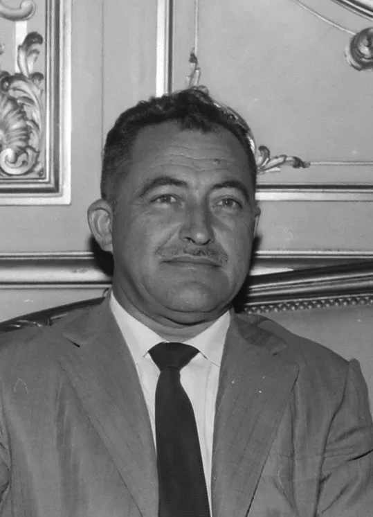 Durante o breve período em que essa nova forma de prisão foi utilizada em Noronha, de 1964 a 1967, 34 prisioneiros foram enviados para lá, incluindo o então governador de Pernambuco, Miguel Arrais, que ficou detido na ilha por 11 meses antes de ser exilado na Argélia.-Domínio público / Acervo Arquivo Nacional