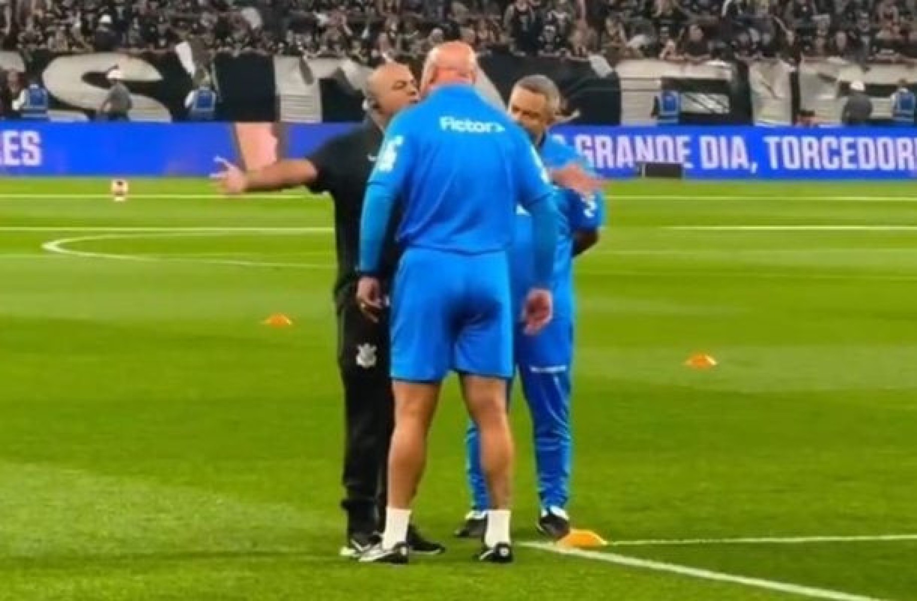 Preparador de goleiros do Palmeiras e funcionário do Corinthians se desentendem antes da final