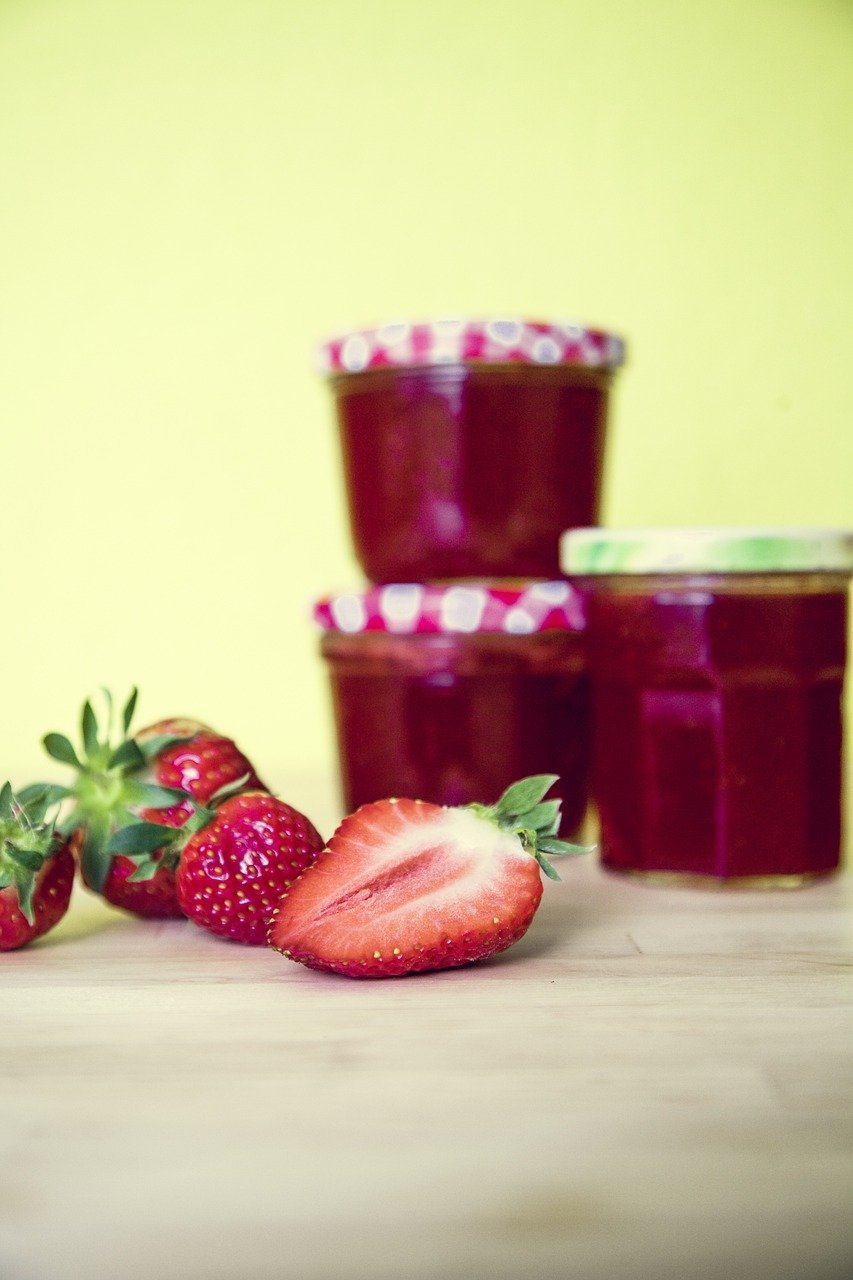 Como fazer? Lave e corte os morangos, adicione açúcar (a proporção geralmente é de 1:1 com a fruta) e suco de limão para realçar o sabor e ajudar na gelificação. Cozinhe em fogo médio até a mistura engrossar.