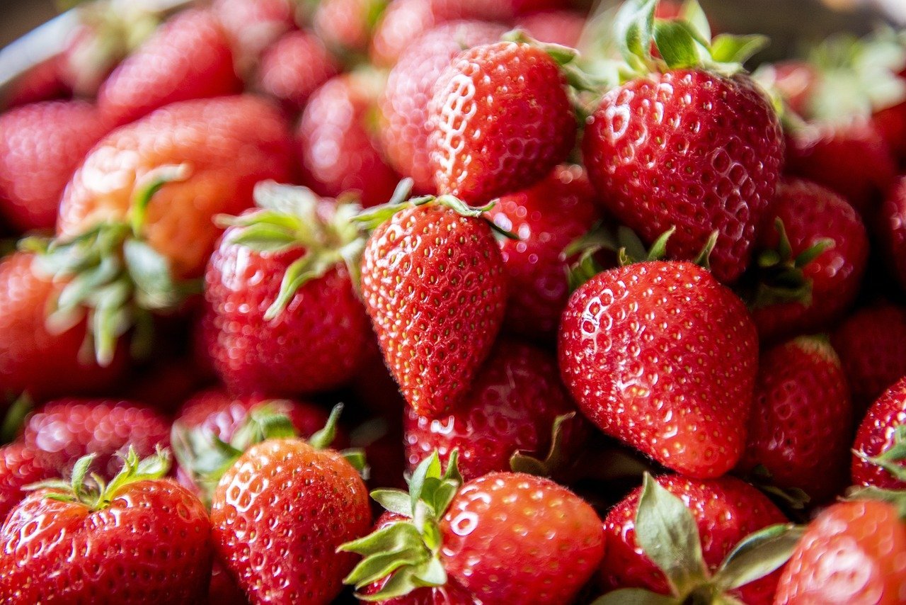 Morango - Tem um sabor doce e levemente ácido, que se intensifica na geleia. Contêm pectina moderada, o que ajuda a engrossar.