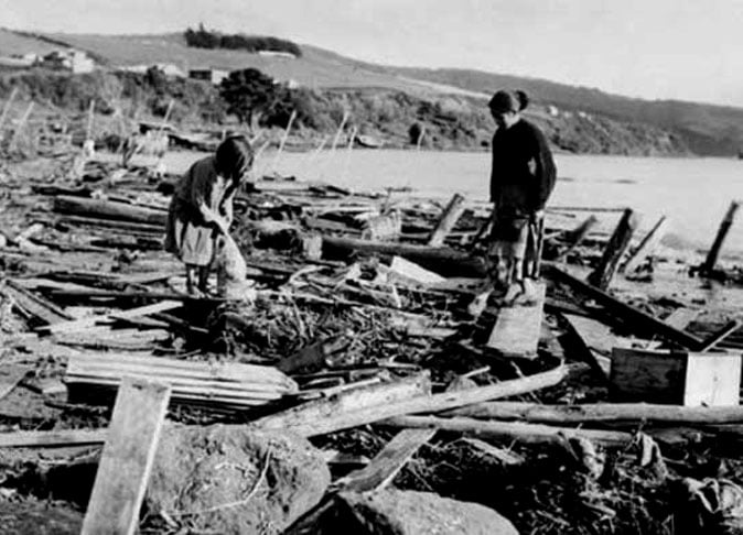15/8/1950 - Um terremoto no Tibete destruiu 2 mil casas, templos e mesquitas. O sismo atingiu 8,6 graus  (na escala Richter, que vai atÃ© 10) na regiÃ£o. Cerca de 1.500 pessoas morreram.