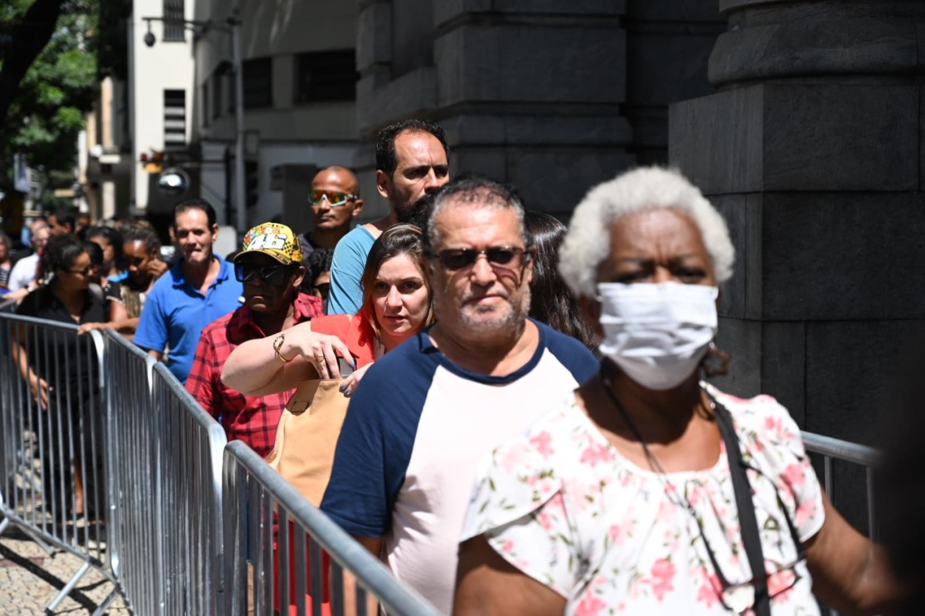 Moradores aguardavam desde a manhã para  acompanhar o velório do prefeito Fuad Noman, que morreu nessa quarta-feira (26/3)-Leandro Couri/EM/D.A press