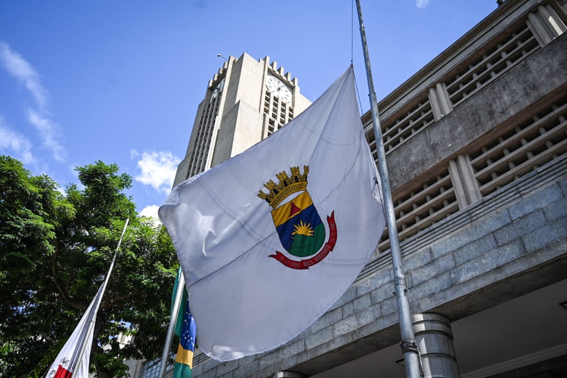 Moradores aguardavam desde a manhã para  acompanhar o velório do prefeito Fuad Noman, que morreu nessa quarta-feira (26/3)-Leandro Couri/EM/D.A press
